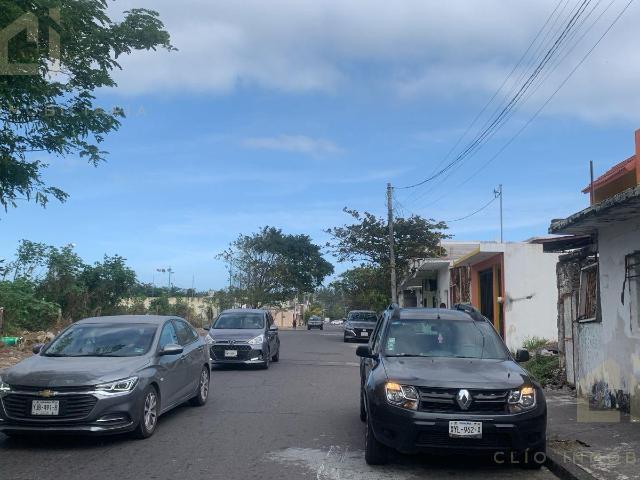 Terreno en venta en Veracruz, esquina con doble frente y excelente conectividad