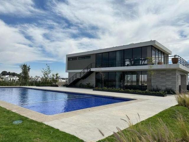 Terreno en venta frente a casa club en coto privado en Valle Imperial