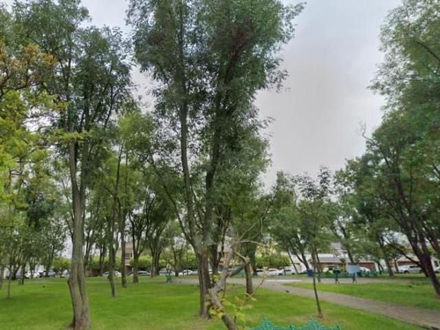 Terreno en venta frente a parque