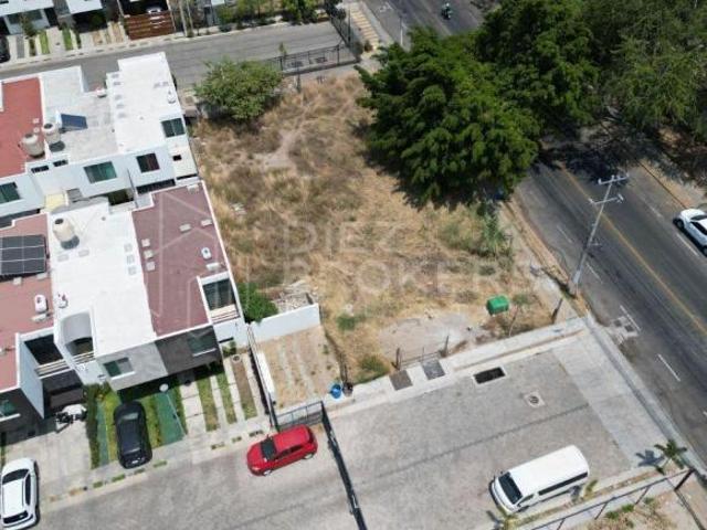 Terreno en Venta Ideal para Desarrollo Comercial, con licencia en proceso