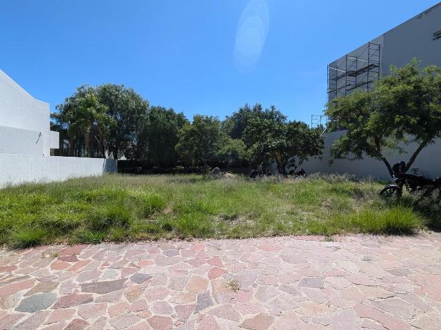 Terreno en Venta, plano con casas constru?das a los lados, excelente ubicaci?n y orientaci?n