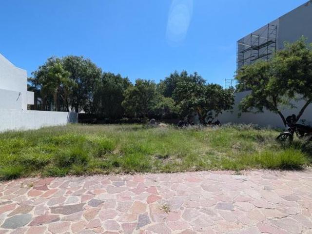 Terreno en Venta, plano con casas construídas a los lados, excelente ubicación y orientación