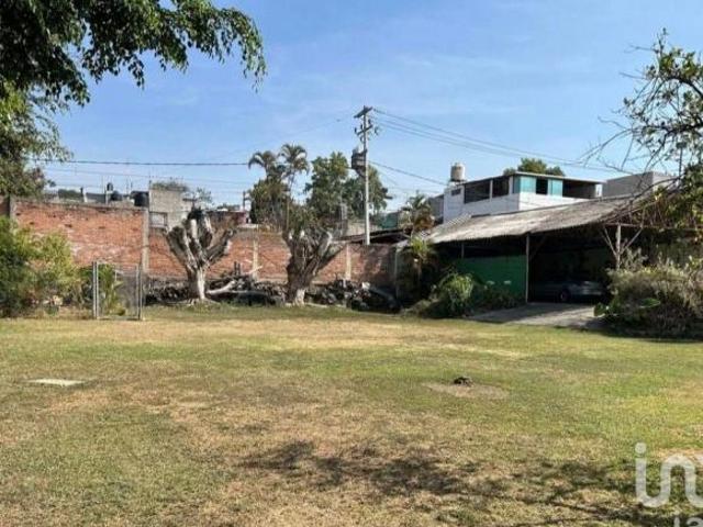 Terreno en venta plano con construcción en Ahuatepec Cuernavaca