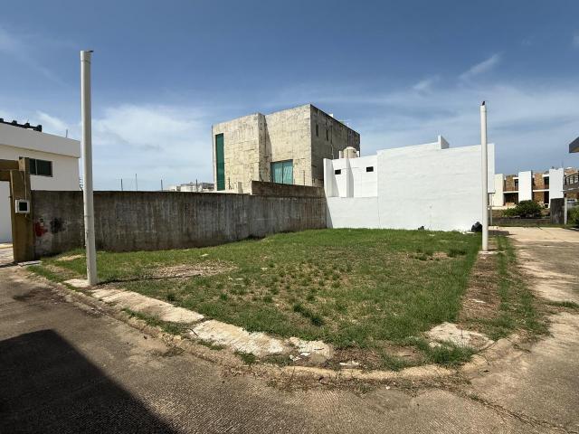 Terreno en Venta Priv. Martha Chapa, Fracc. Para?so Coatzacoalcos, Coatzacoalcos Ver
