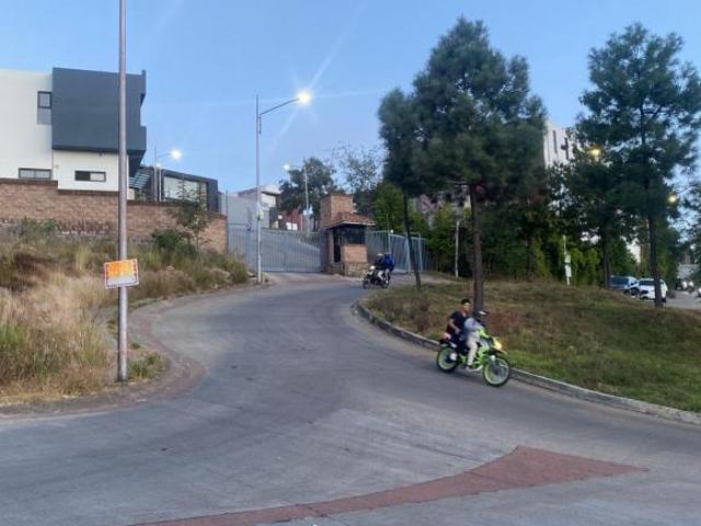 Terreno en venta – 206 m² | Esquina frente a glorieta arbolada