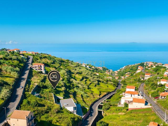 Terreno Espaçoso e Ensolarado no Lombo de Atouguia, Calheta