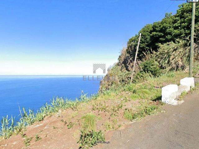 TERRENO FANTÁTICO COM VISTA MAR
