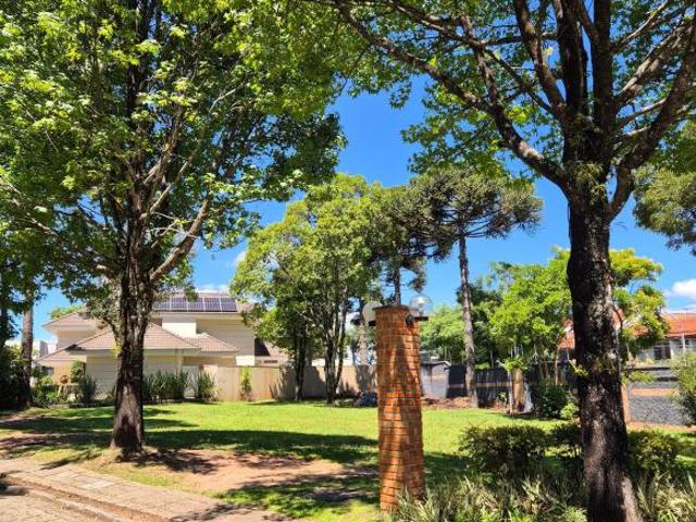 Terreno grande em condomínio exclusivo de alto padrão, com apenas 10 unidades