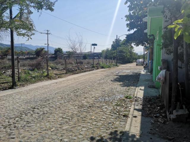 Terreno habitacional frente a Bimbo en Fraccionamiento Santa Carolina, Manzanillo