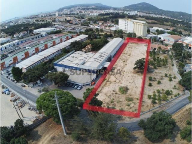 Lote Industrial de 5.000m² em Setúbal com 7.500m² de Construção
