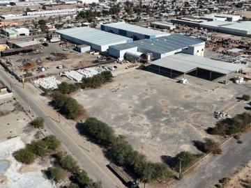 Terreno Industrial con Plataforma Operativa y Estructuras Metálicas