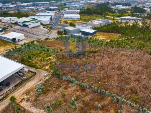 Terreno industrial para venda em Leiria, Zicofa, com 2568m2 e índice de construção de 0,7