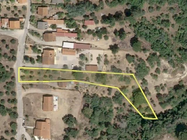 Terreno inserido em zona urbana e residencial ideal para construção de uma moradia, situado a 5 minutos de Tomar