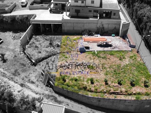 Terreno já com garagem nas Achadas da Cruz Oportunidade Única no Centro da Freguesia