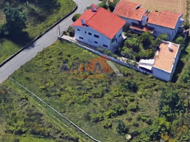 Terreno localizado a 3 km da cidade. Bons acessos, bem localizado. Muito sol!