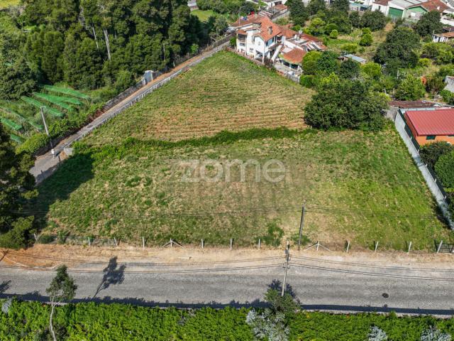 Terreno localizado em uma tranquila área residencial de Grijó