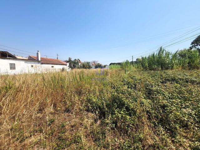 Terreno localizado no centro de Alcoentre rustico, com possibilidade de ser urbanizado