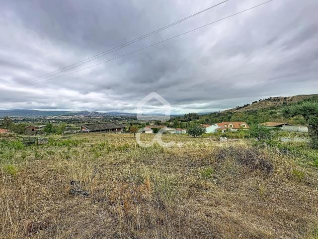 Terreno para construçao, com projeto aprovado para uma moradia, com vistas para a cidade de Chaves