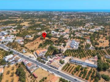Terreno para construçäo de 8 moradias com piscina, cave e estacionamento