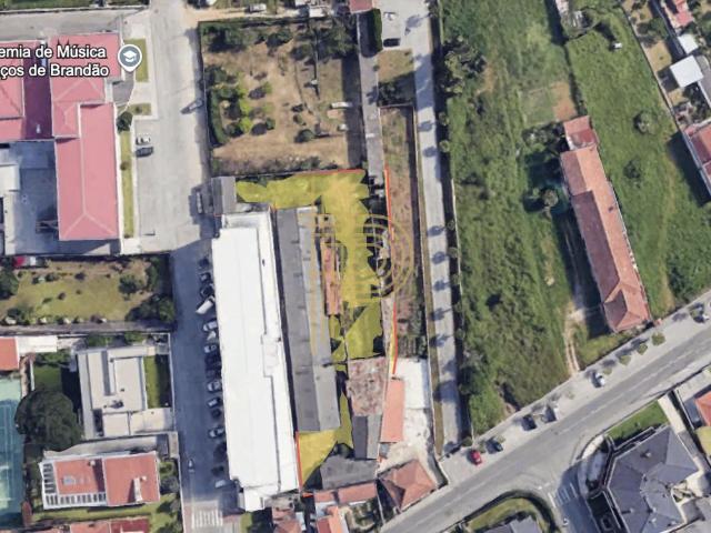 Terreno para construção no Centro de Paços de Brandão com prédio em estado de ruínas