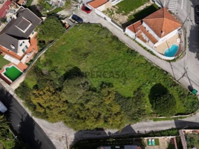 Terreno para construção com uma área de 1.253m2, a 10mins da praia da Costa da Caparica