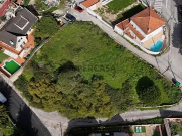 Terreno para construção com uma área de 1.253m2, a 10mins da praia da Costa da Caparica