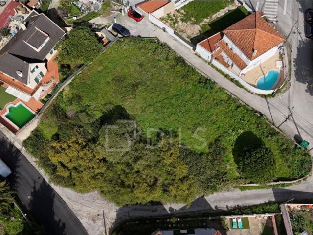 Terreno para construção com uma área de 1.253m2, a 10mins da praia da Costa da Caparica