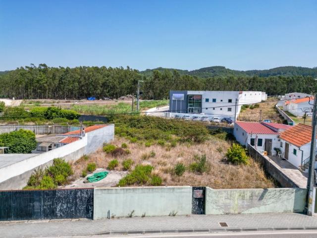 Terreno para construção com acesso a duas ruas e potencial de subdivisão