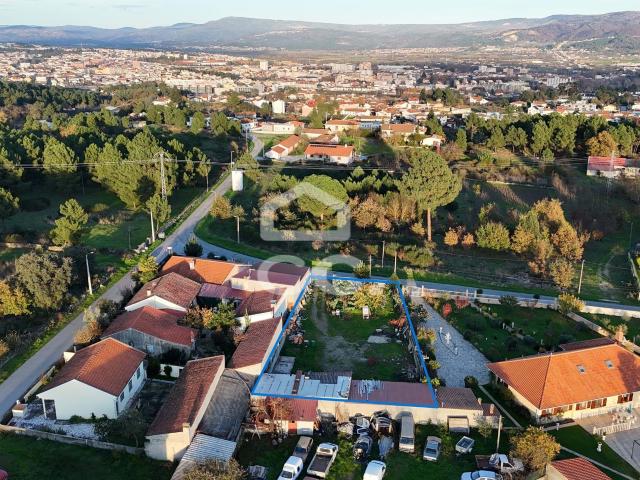 Terreno para construção com anexos na periferia da cidade