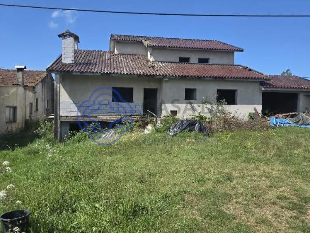 Terreno para Construção com Benfeitorias em Localização Privilegiada