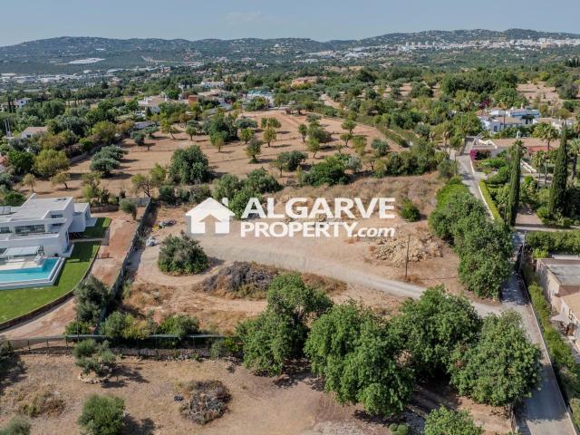 Terreno para construção com projeto aprovado para moradia V5 de estilo contemporâneo em Almancil, Algarve