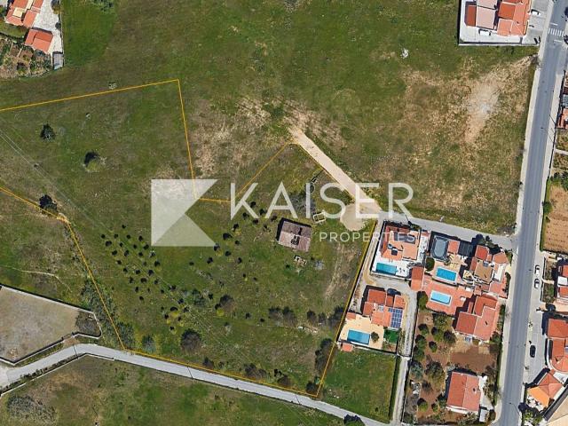 Terreno para construção com ruína a uma curta distância da praia e golfe, a poucos passos de todas as comodidades