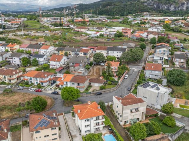 Terreno para construção de moradia geminada, em Dume, Braga