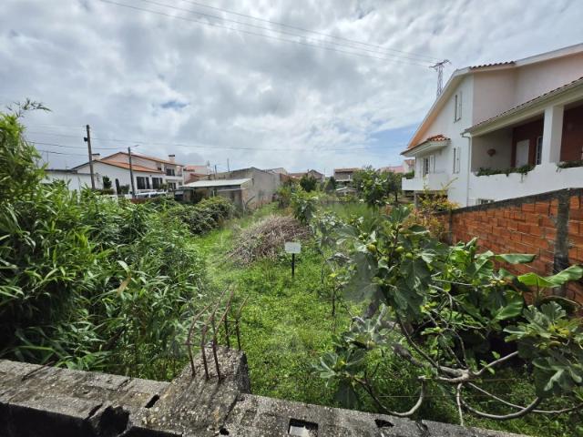 Terreno para construção de moradia geminada em Santa Joana!