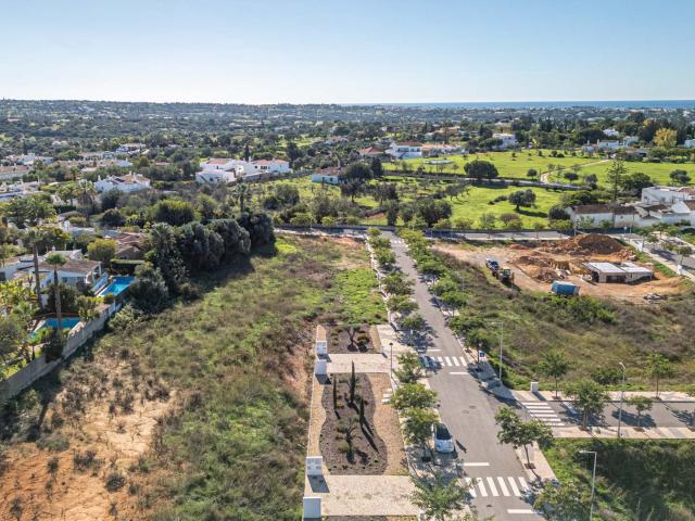 Terreno para construção de moradia de 4 quartos com piscina privada, perto de comodidades e a uma curta distância de carro da praia