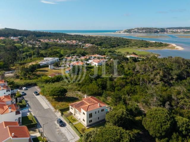 Terreno para construção de moradia T4, em Óbidos