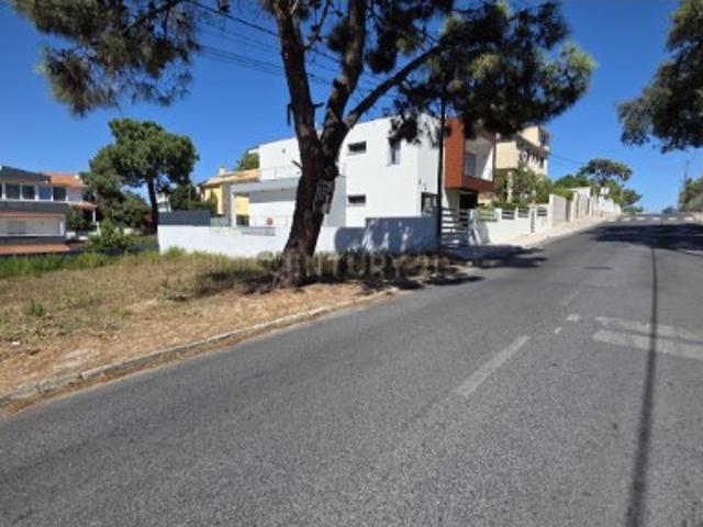 TERRENO PARA CONSTRUÇÃO DE MORADIA TÉRREA OU T5 NA CHARNECA CAPARICA