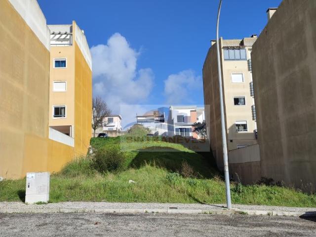 Terreno para construção de prédio com 15 fogos nos Moinhos do Guizo