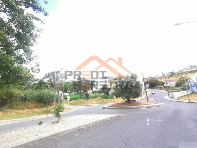 Terreno para construção de residência sénior, com licença a pagamento. Oportunidade!