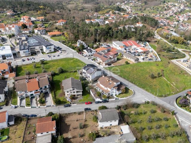Terreno para construção de 2 Moradias Bifamiliares com 2058 m2