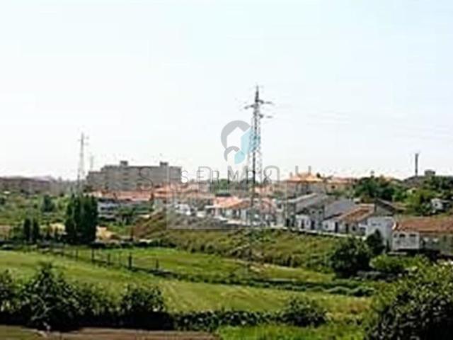 Terreno para construção em altura – zona ARU S. M. Infesta