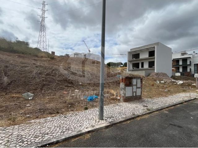 Terreno para Construção em Vialonga | Moradia Isolada com Piscina e Rooftop