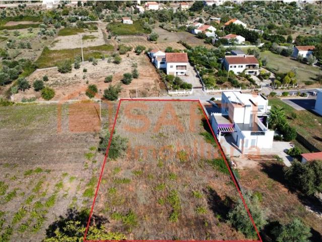 Terreno para construção junto à N110 em Areias e Pias