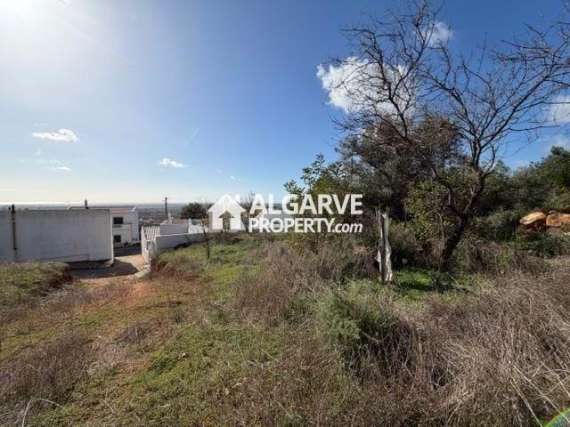 Terreno para construção junto a todas as comodidades, com vistas panorâmicas entre Faro e Loulé