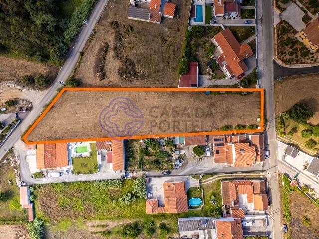 Terreno para a construção de 4 moradias com piscina e garagem