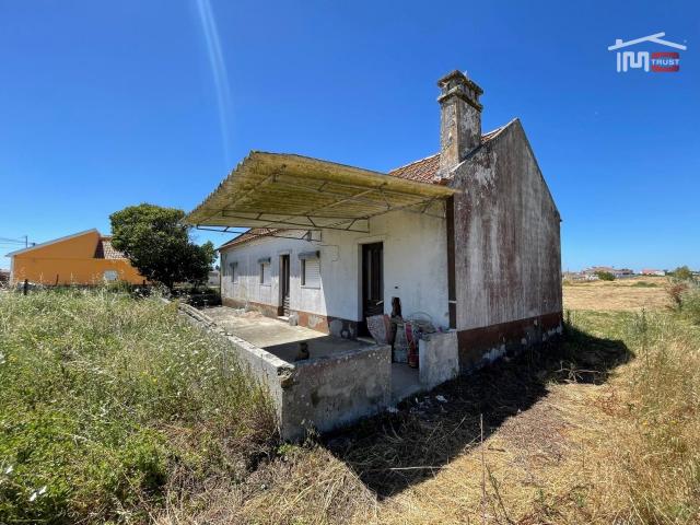 Terreno para Arrendamento com Moradia com potencial de reabilitação | Contrato de Longa Duração