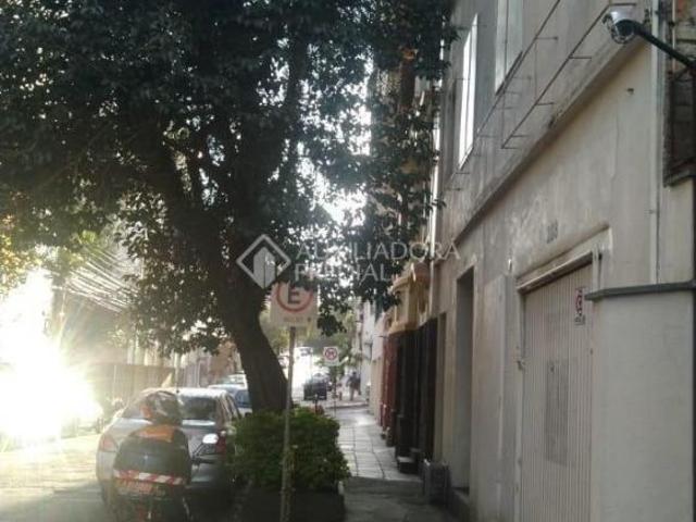 TERRENO PARA INVESTIDOR COM UMA CONSTRIÇAO NA FRENTE, NO CENTRO HISTÓRICO