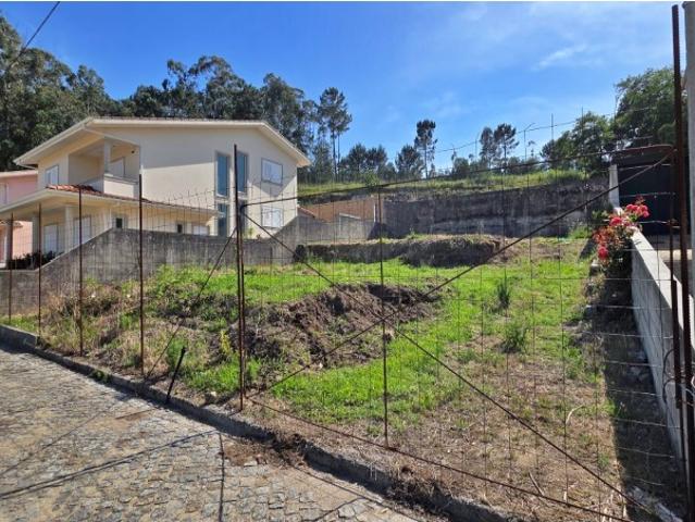 Terreno para moradia de 4 frentes em Fornelo