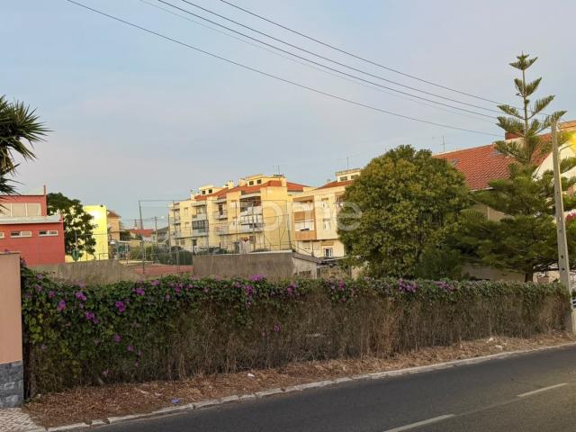 Terreno para uma casa isolada em Famões – 560 m²