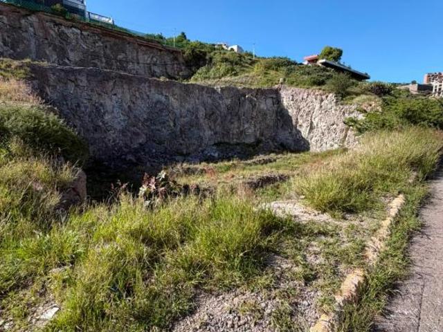 Terreno para uso comercial y de servicios